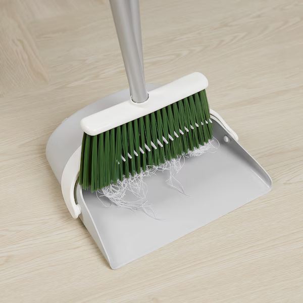 1754459143_pepprig-dustpan-broom-grey-green__1273062_pe929842_s5-1.png