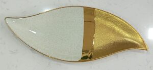 1781249072_WhatsApp_Image_2026-06-09_at_13.16.31-rotated-1.jpeg Leaf-Shaped Ceramic Serving Dish with White and Textured Gold Finish